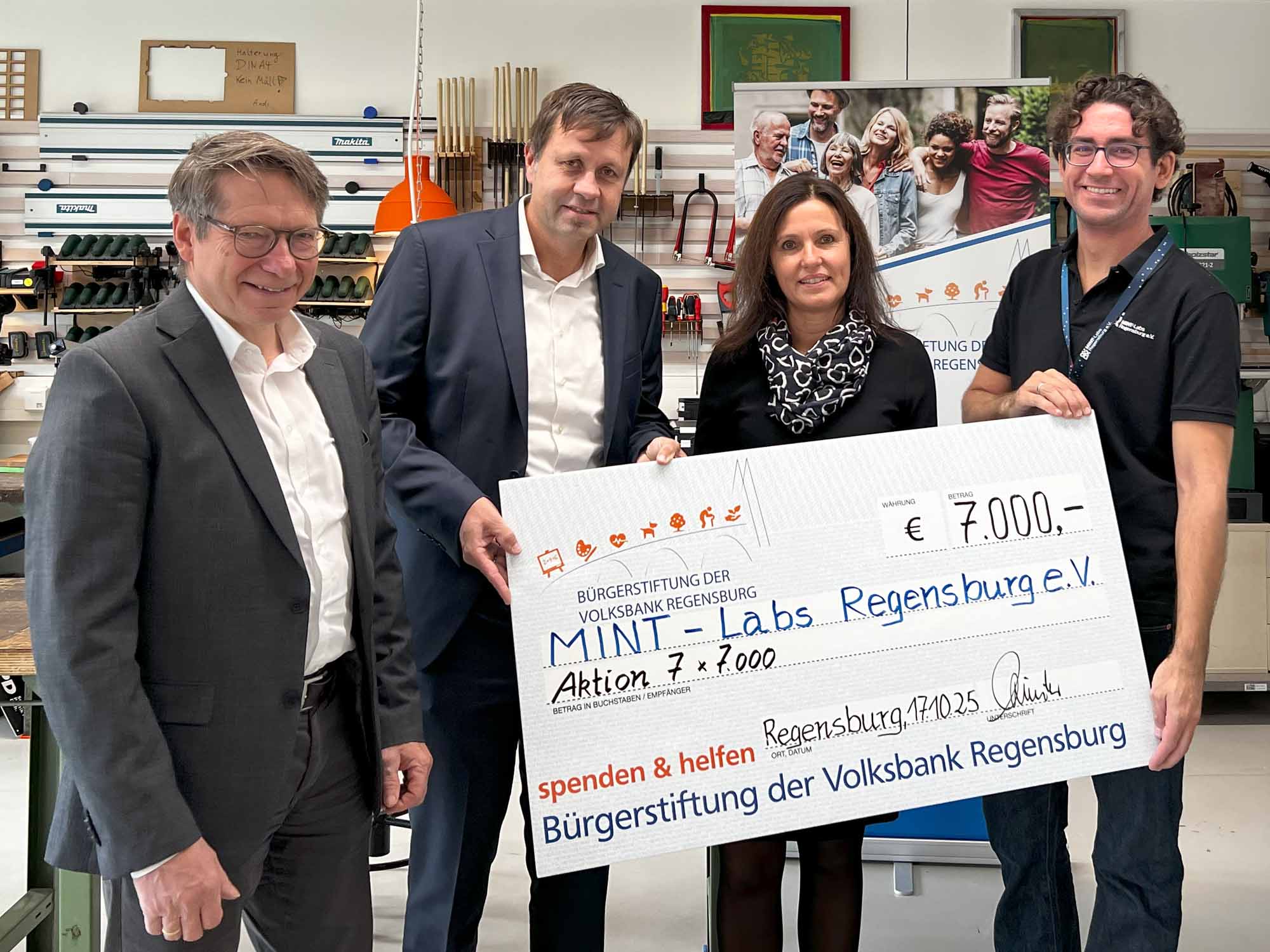 Übergabe des Spendenschecks an MINT-Labs Regensburg Übergabe des Spendenschecks an MINT-Labs Regensburg